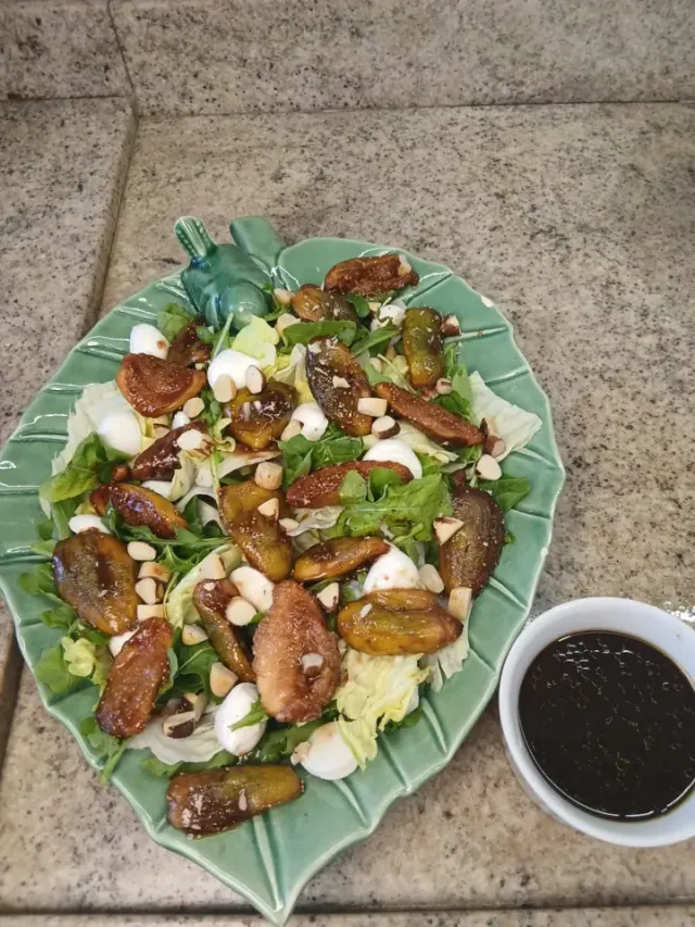 Salada colorida com figos, folhas e molho