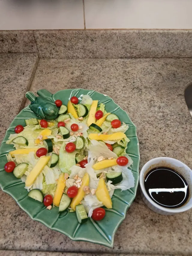 Salada fresca com manga, tomate e pepino