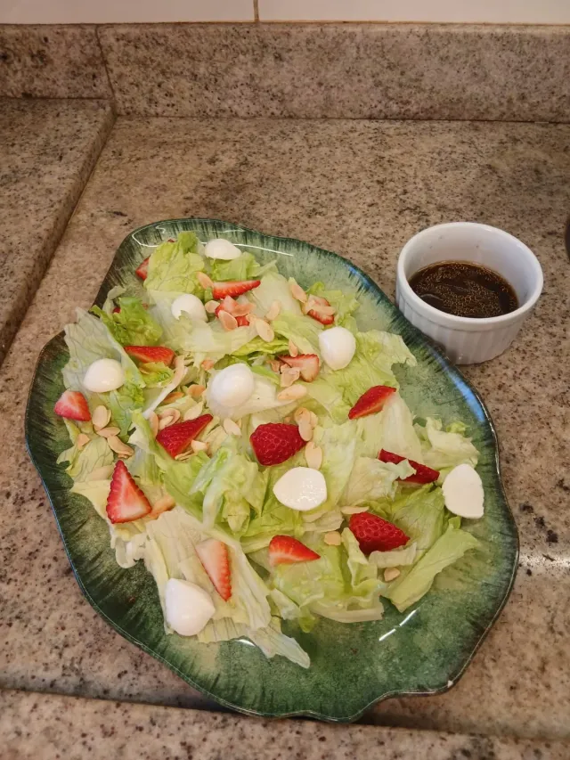Salada de folhas com morangos e muçarela