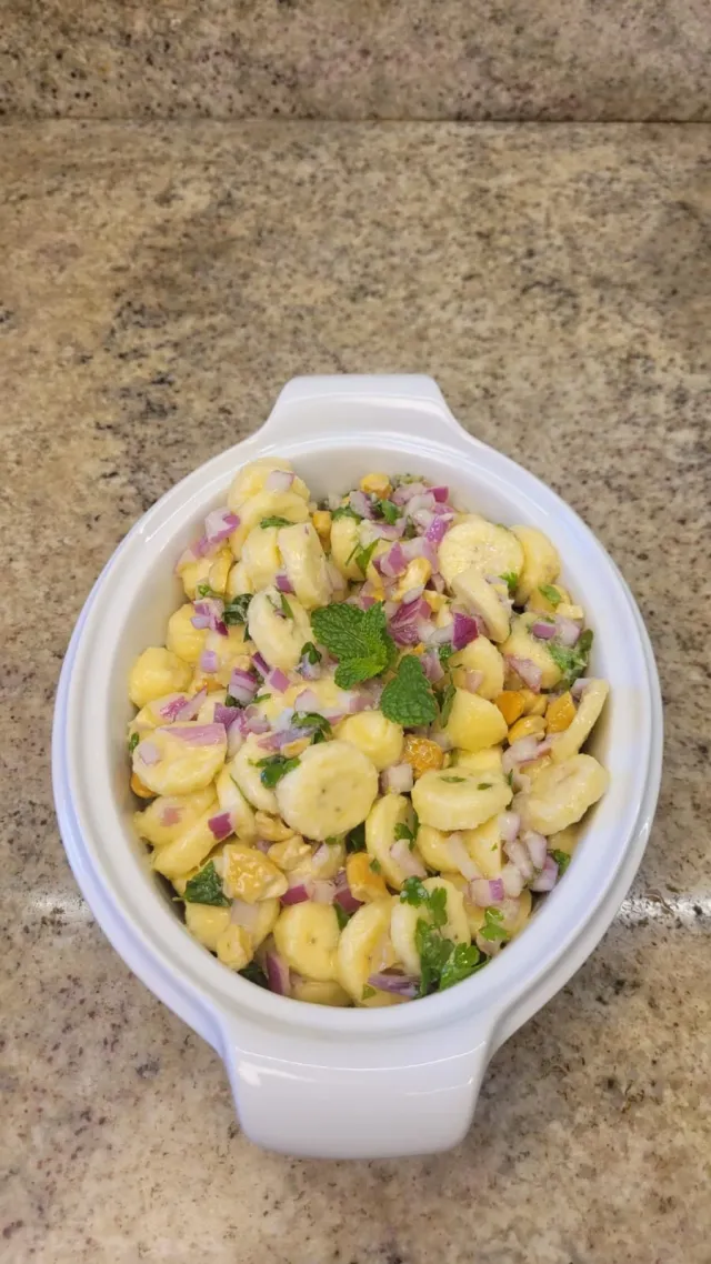 Salada de banana com cebola roxa e ervas